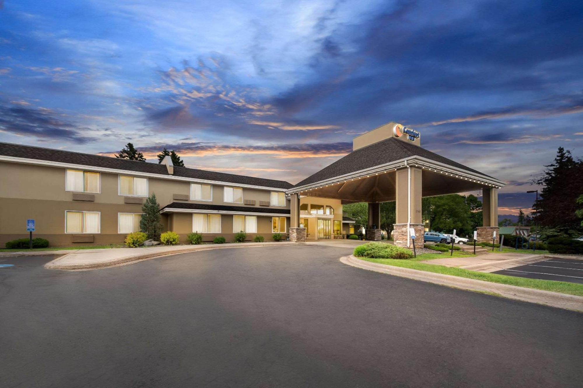 4 Smart Airport Hotels Near Leif Erickson Park Rose Garden