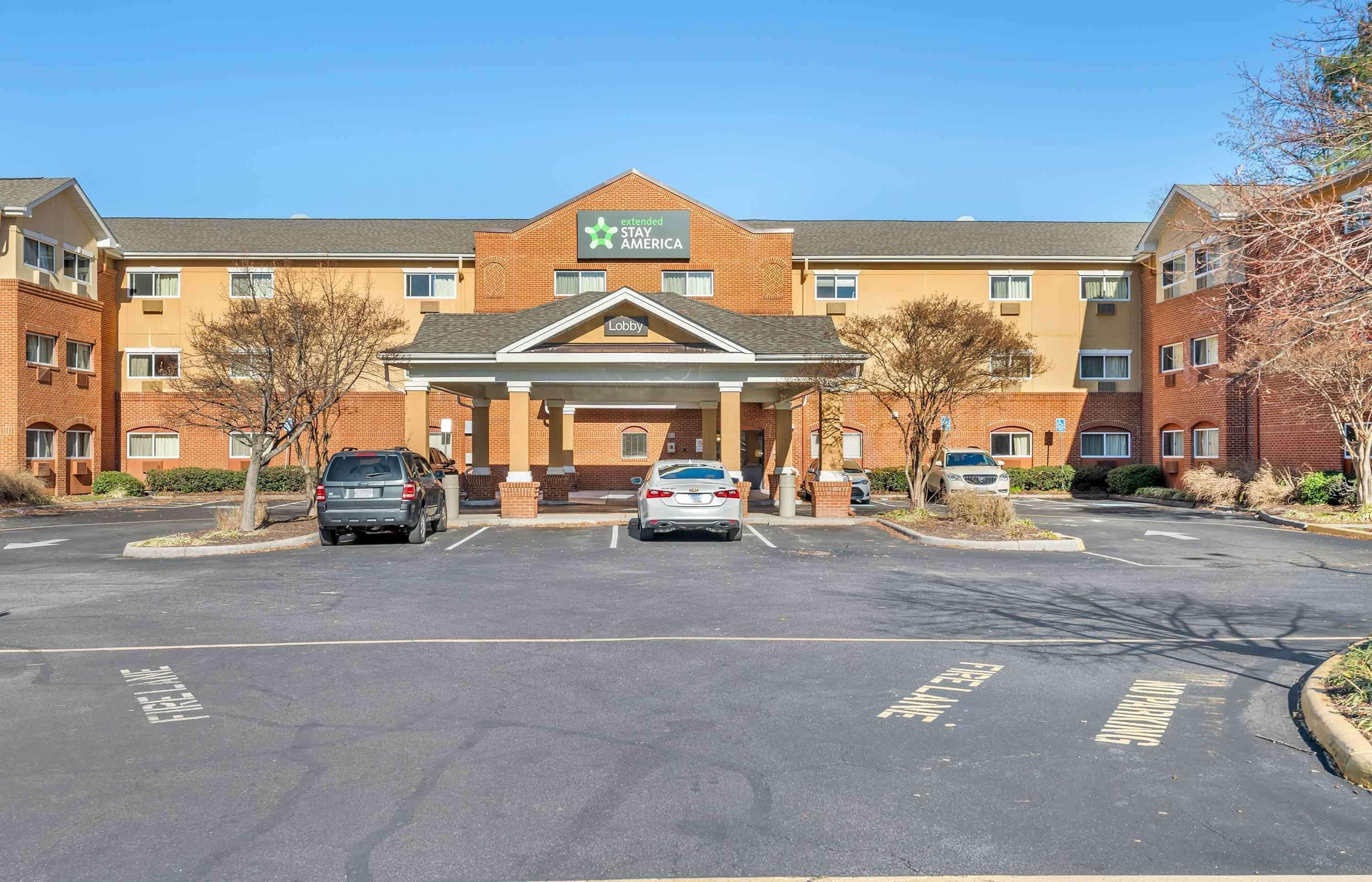 Staying Near Bud Metheny Baseball Complex: 4 Budget Hotels Compared