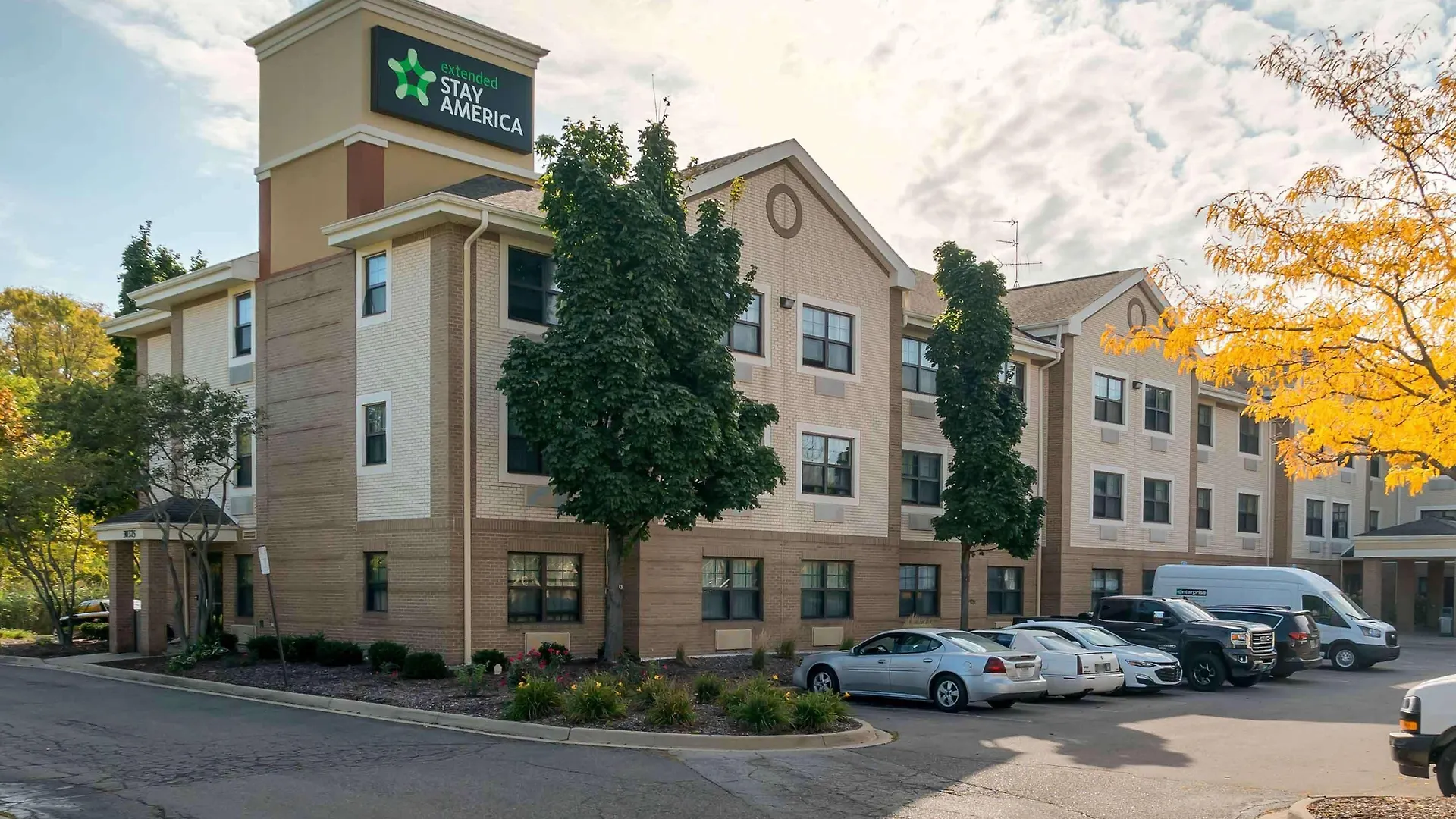 Where to Stay Near Inkster Valley Golf Club: 4 Best Hotels