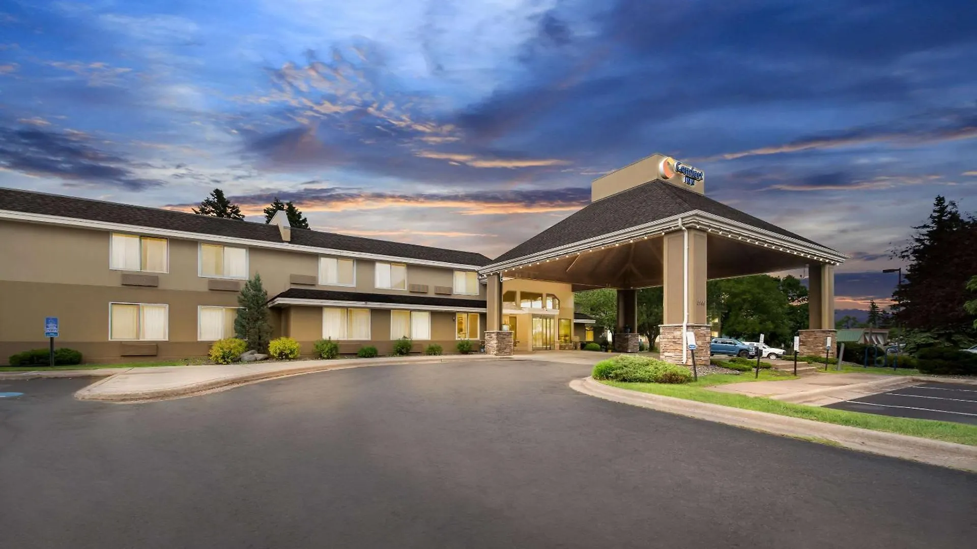 4 Smart Airport Hotels Near Leif Erickson Park Rose Garden