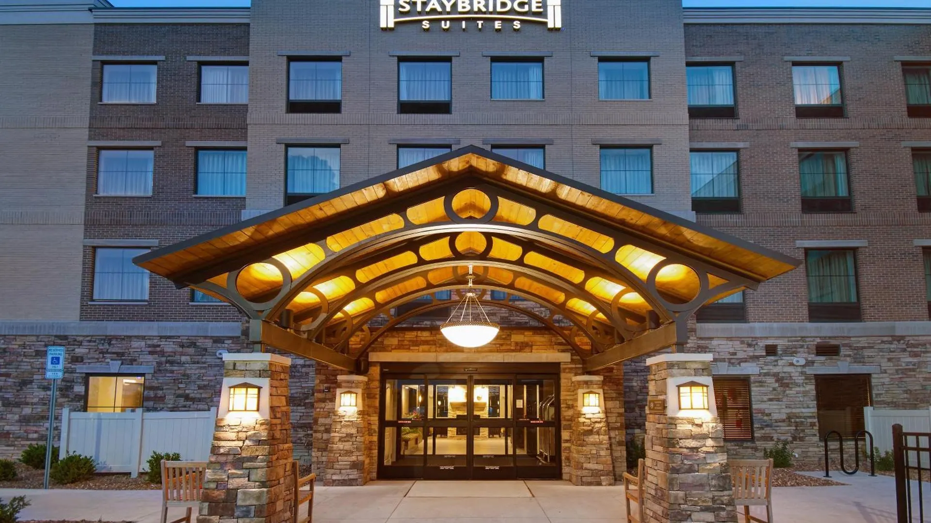Staying Near Oakland Mall: 6 Three-Star Hotels Compared